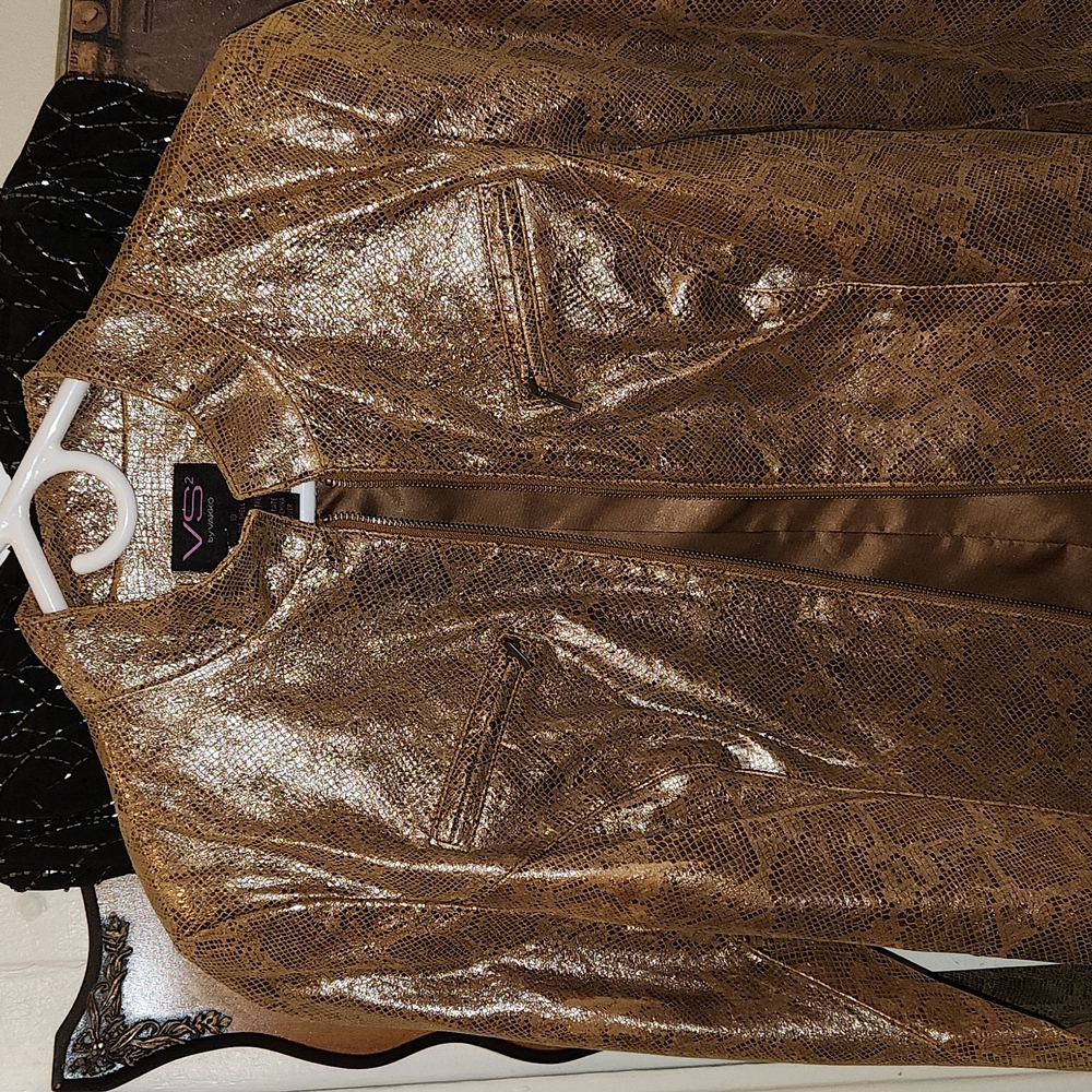 Vs2 by Vakko . Leather golden jacket . Size 10 .